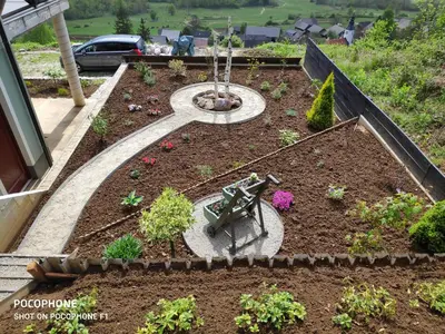 a garden with a bench and flowers on a balcony at vakantiehuis Zidanica in Žužemberk