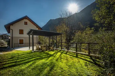 a gazebo in the grass next to a house at Apartments Jez in Slappe dʼIdria