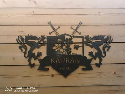 a metal sign on a wall with a kuana sign on it at Sobe, Rooms B&B - Vina Kauran in Zgornji Jakobski Dol
