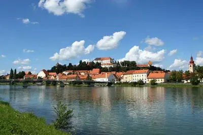 a town on the shore of a body of water at Urlaub für die Seele - Erholung Pur in der Natur - Ferienhaus mit Infrarotkabine & RELAX-Raum in Rucmanci