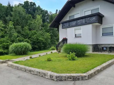 a house with a garden in front of it at Apartma Juteršek 2+2 in Libeliče