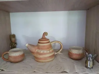 a tea pot and two cups on a shelf at Apartmaji Boštjan Pristavec in Kranjska Gora