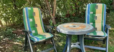 two chairs and a table and a table and chairs at Apartma Dana-Brinjtesa in Jesenice