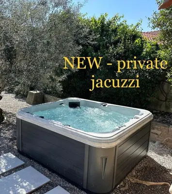a new private jacuzzi tub in a garden at Villa Rosemary Trieste HerMes arT in Sežana