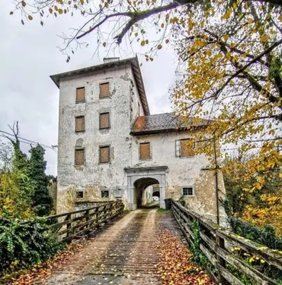 an old stone building with an archway on a dirt road at Apartma Krupa in Gradac